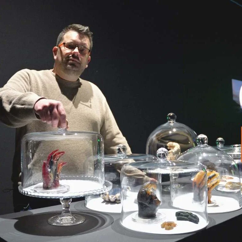 𝐒𝐘𝐌 | 𝐁𝐈𝐎 | 𝐀𝐑𝐓⁣

Images of artist Prof Tobias Barnard with his work, 'Come Dine With Us'. 

The exhibition runs until 19 August 2023.

#TobiasBarnard #CMRC #WHRC #VIAD #SYMBIOART #BIOART #4IR #UJ

Images courtesy of UJ Research and Innovation