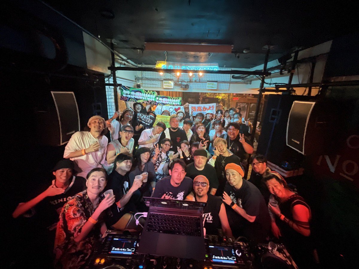 Tface_Singer's tweet photo. 昨日は #サンカクカンケイ
南堀江 #qupe さんに出演でした!
TRIANGLE JAM SESSION
ラストライブ!
会場は超満員で
お客様、そして演者も
#トラジャム 愛が
終始爆発してた1日でした!
2日連続で
携われて光栄で幸せでした!
新しい船出を切った彼らに
幸あれ!
ご来場の皆様
ありがとうございました! https://t.co/vb9DZIBjpd
