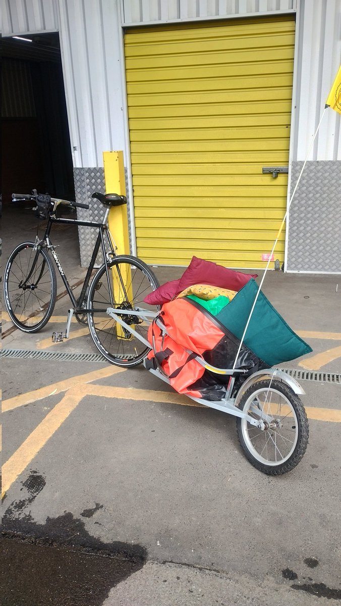 _Chris_Larkin's tweet photo. Moving house in style over this past weekend (all be it quite slowly!)
Segregated bike path along Heaton Road making the whole experience far less stressful, particularly when towing dubiously wobbly loads 😶🌫️
#utilitycycling #highyineffcientpacking #heaton https://t.co/l9MxoyziBF