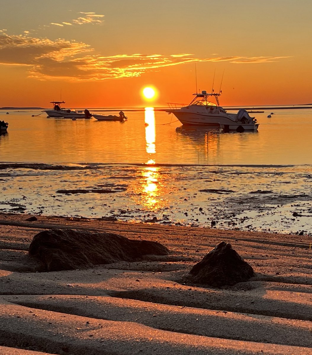 jmmh123's tweet photo. Find what brings you joy and pursue it with unrelenting determination…Even if that means while on vacation, you’re chasing the sunrise at 5:30 a.m.!!! #CapeCod #VacationLife #RestoringBalance https://t.co/3nbCkt8x6U