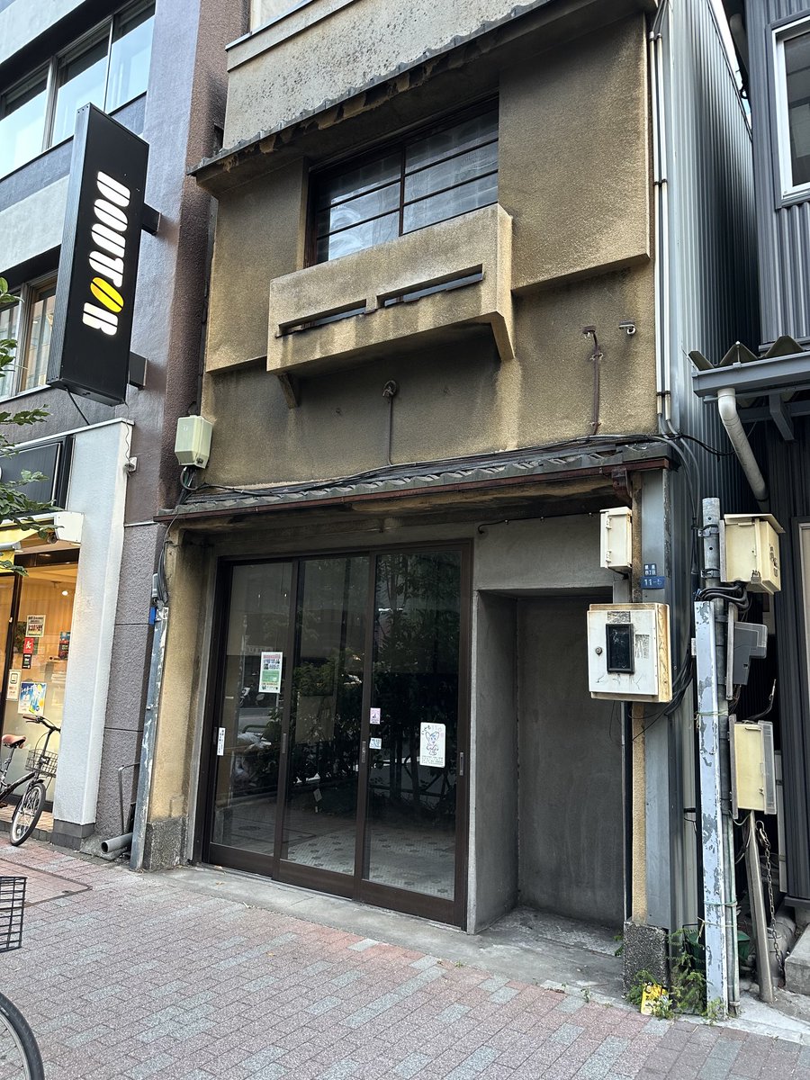 東銀座の和菓子屋、1890年創業の柏屋が閉業していた。よく、すあまとか大福を買ってた。お腹すいて見えるのか、おばさんに手ェ出しなと言われて大福をもらったりした。明治、大正、昭和、平成、令和、お疲れ様でした！