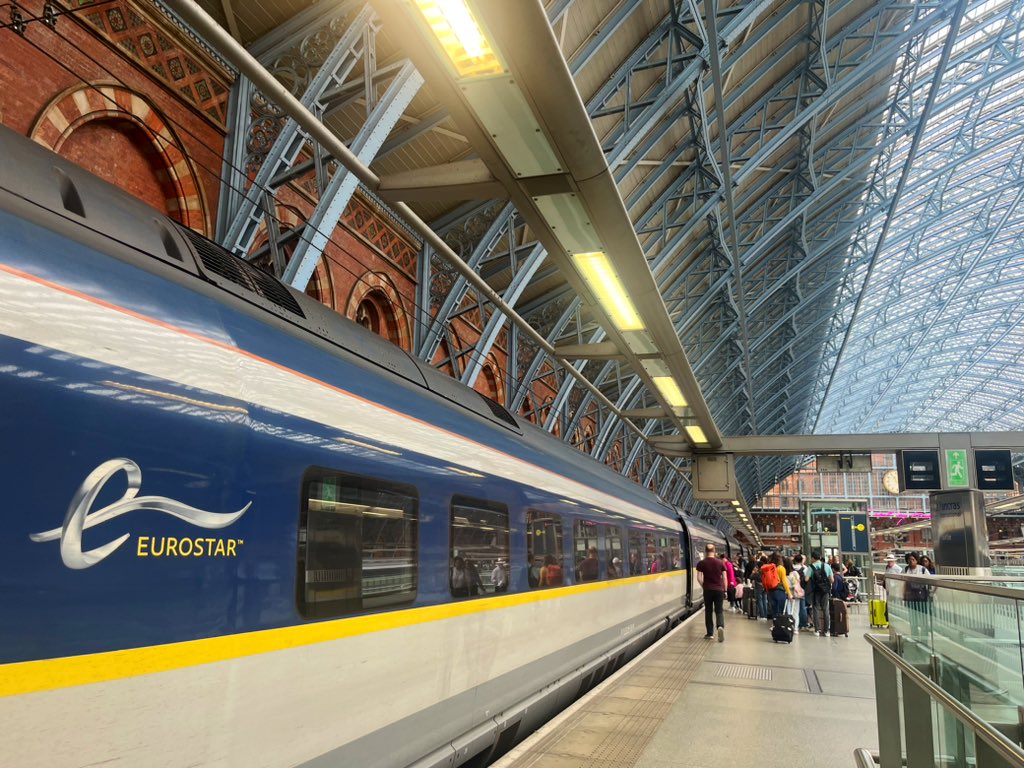 On y va! 🚆 > 🏔️ 
(My annual reminder that it’s a lot of fun to make the journey to les Alpes en train)