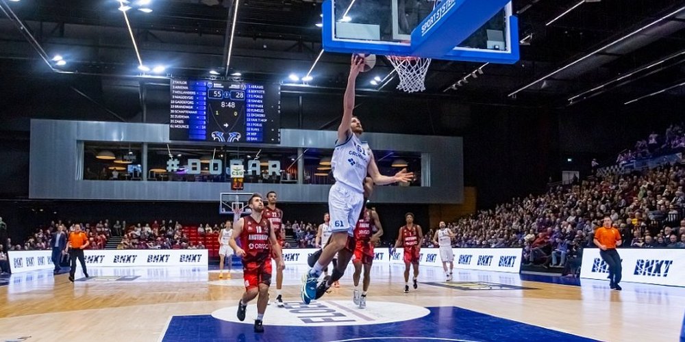 RTV Noord over Donar: Desondanks heeft de club een doorstart via een alternatieve route nog niet uit z'n hoofd gezet. Klompien: 'Daar gaan we woensdag met de curator over praten. Het is aan de curator om over een licentie-onder-voorwaarden een beslissing te nemen. Is het antwoord