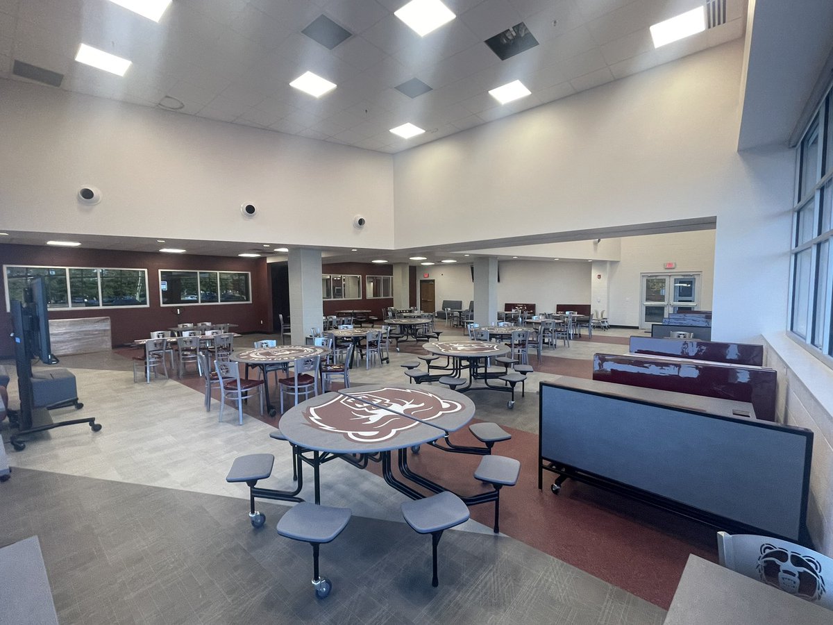 We’re excited to welcome our new staff members to their LCHS “New Teacher Orientation” today in our beautiful Senior Cafe! 
🐻New staff members, welcome to our Bear Family! 
🐻Class of 2024👀👀👀
#LCexcellence #BearPride