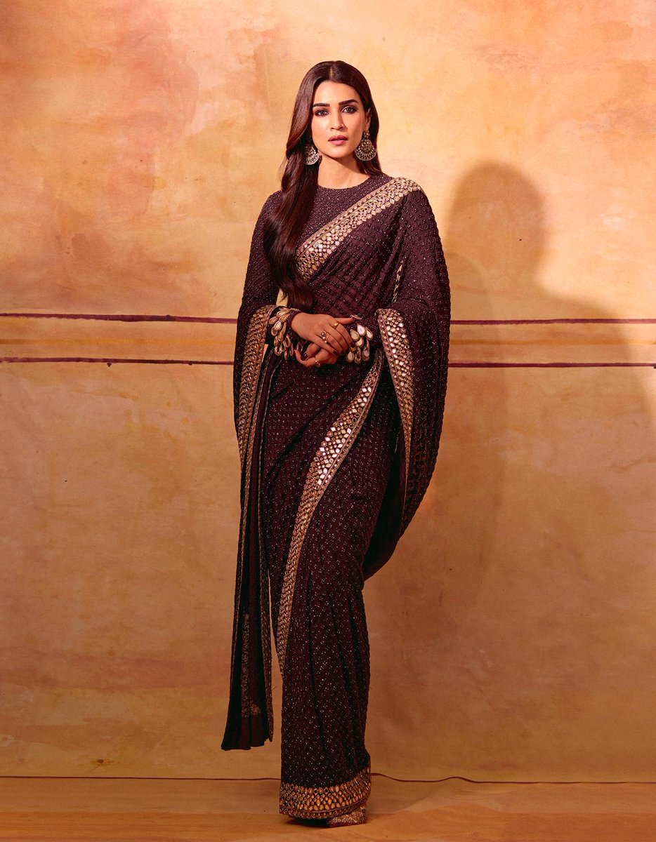 OGAANINDIA's tweet photo. Arpita Mehta’s mirror-work saree, seen here on the gorgeous @kritisanon ✨
Shop Arpita Mehta on https://t.co/sKTQDGIoIr https://t.co/2RxmcHVWpr