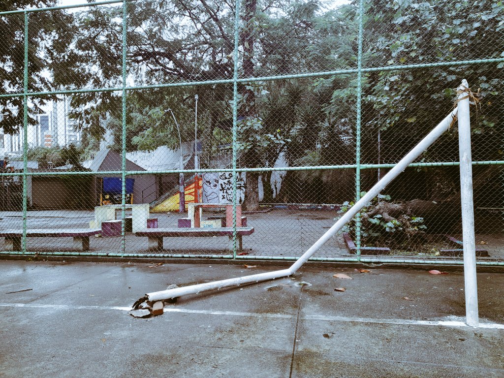 quadra no pé do Morro Azul como tá. Além de perigoso, impede o que ainda é de graça e a turma que pisa nesse cimento sabe fazer bem: jogar bola.