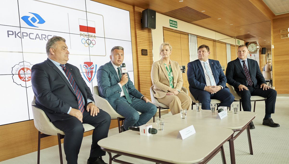pkolpl's tweet photo. PKP Cargo dołączy do Polskiej Rodziny Olimpijskiej stając się Sponsorem Polskiego Komitetu Olimpijskiego i Olimpijskiej Reprezentacji Polski. Beneficjentami tej umowy będą także 3 związki sportowe.

Więcej ▶️ https://t.co/0Aisv8HGJT

#TeamPolska #jestesmyjednadruzyna #pkpcargo https://t.co/KUh3XeJj6T