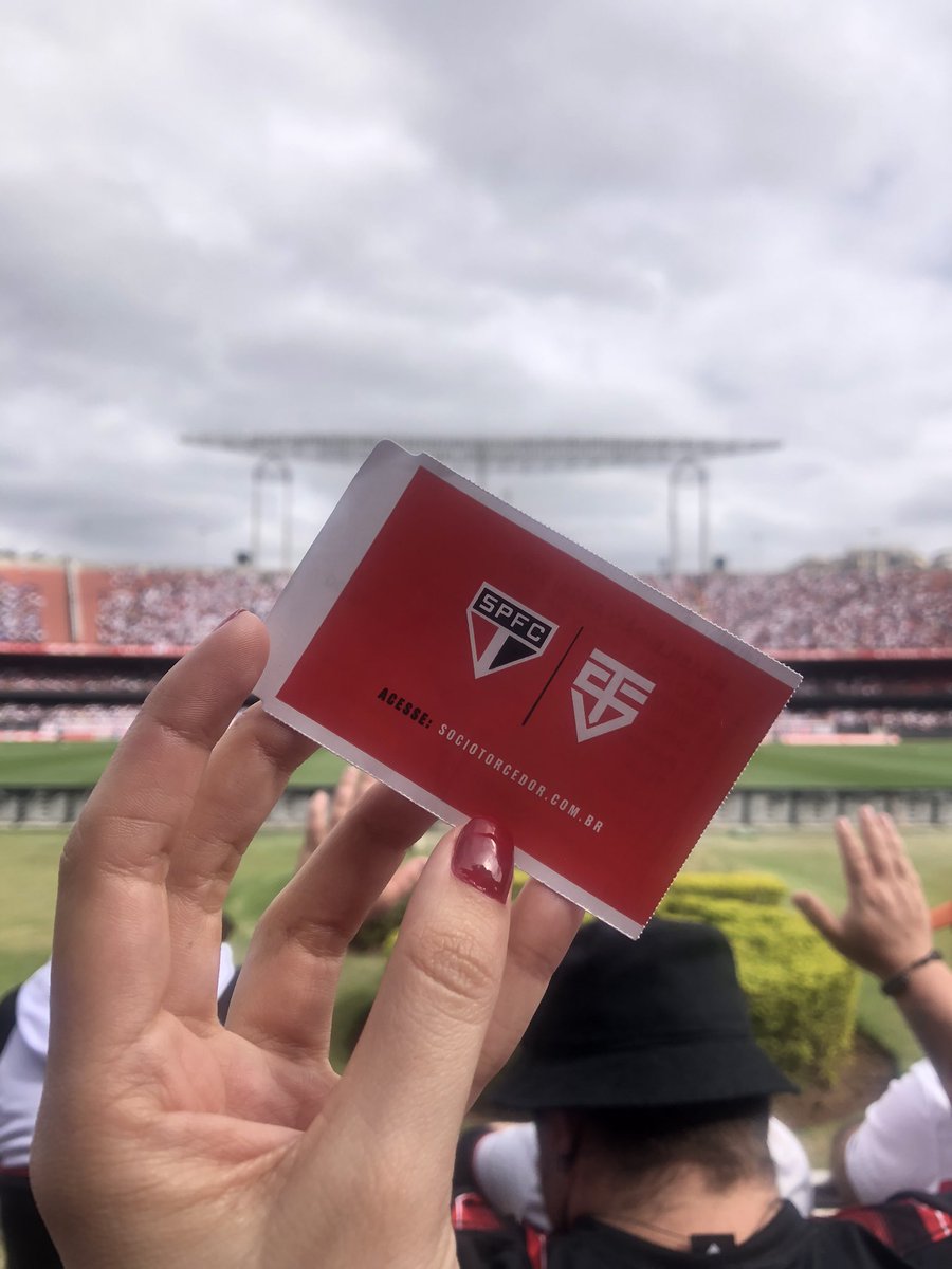 AnaFlaviaf_'s tweet photo. Não poderia deixar de registrar também nesta rede a experiência de ver pela primeira vez um jogo no Morumbi. 🤍♥️🖤 https://t.co/WAwwUOBtrj