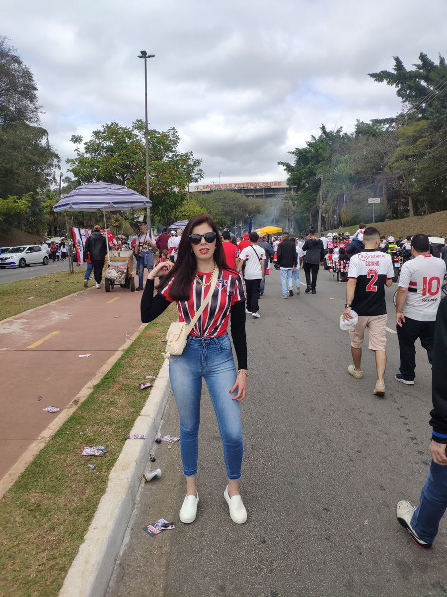 AnaFlaviaf_'s tweet photo. Não poderia deixar de registrar também nesta rede a experiência de ver pela primeira vez um jogo no Morumbi. 🤍♥️🖤 https://t.co/WAwwUOBtrj