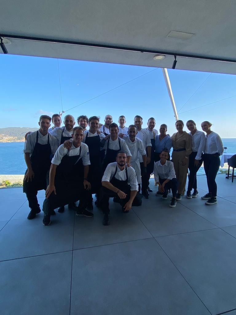 RteAmbivium's tweet photo. Este #findesemana hemos viajado a #TheView, en #7Pines en #Ibiza. Nuestro equipo ha participado en ‘Cenas a cuatro manos’ junto al chef Andrés Fernández ¡Gracias por esta cena tan especial con vistas infinitas a la puesta de sol y al islote de Es Vedrà! #Cellarium #armonías https://t.co/PpkuwxC8iS