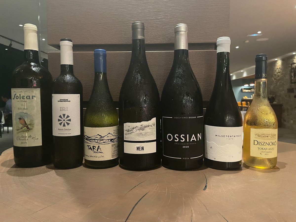 RteAmbivium's tweet photo. Este #findesemana hemos viajado a #TheView, en #7Pines en #Ibiza. Nuestro equipo ha participado en ‘Cenas a cuatro manos’ junto al chef Andrés Fernández ¡Gracias por esta cena tan especial con vistas infinitas a la puesta de sol y al islote de Es Vedrà! #Cellarium #armonías https://t.co/PpkuwxC8iS