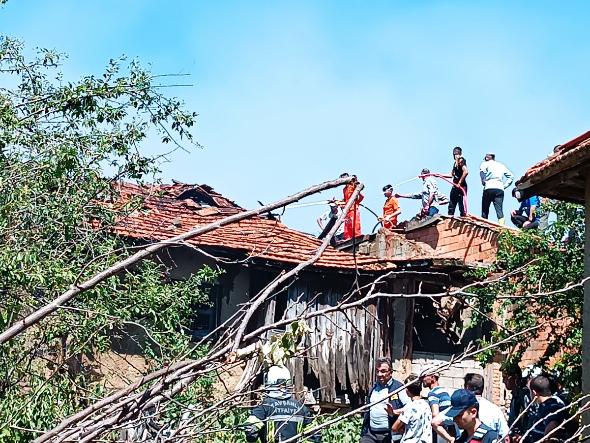 kutahyaobm's tweet photo. Kütahya Orman Bölge Müdürlüğü her durumda vatandaşın yanında. Orman yangınları ile savaşan Orman Yangını İlk Müdahale ekipleri, yerleşim yerlerindeki vatandaşların ihbarlarında da ev yangınlarına müdahale ederek, hayati önem taşıyan zamanı en iyi şekilde değerlendirmeye çalışıyor https://t.co/Yqf9QebkD4