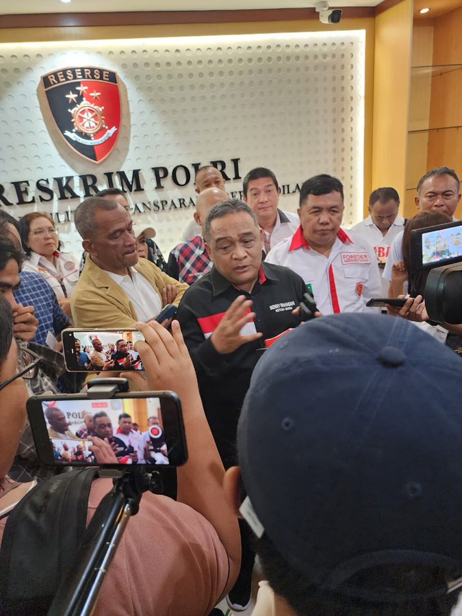 Relawan pendukung Presiden Joko Widodo melaporkan pengamat politik Rocky Gerung ke Bareskrim Polri, melaporkan Rocky akibat hinaan yang dilontarkan olehnya terhadap Jokowi. segera #TangkapRockyGerung