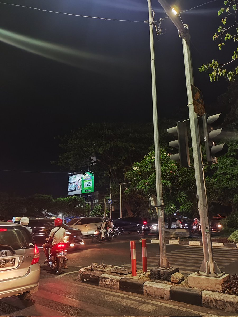 RickoHurley's tweet photo. persimpangan Jl. kertajaya-menur traficlight padam @e100ss https://t.co/gOd8iDfk4T