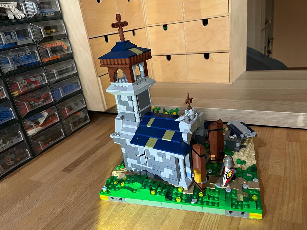 LatLUG's tweet photo. Raug- @LaurisKlavins  pieteikums @LatLUG @LEGO_Group MOC konkursam “bruņinieks”. https://t.co/VkLyAlrCHD