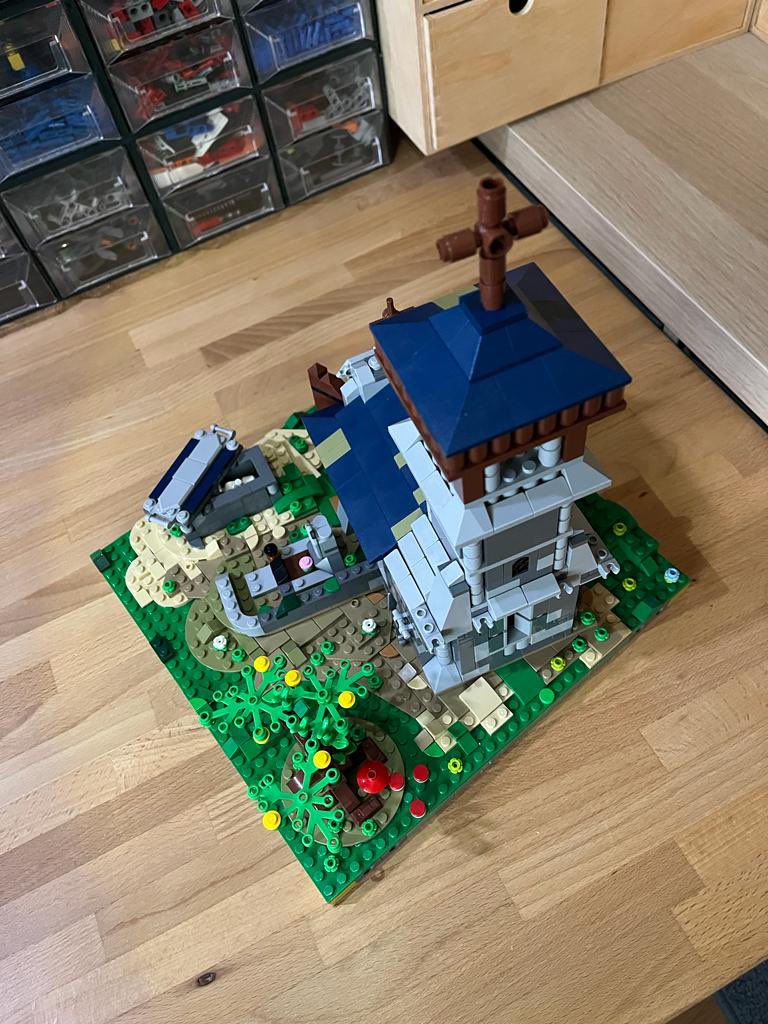 LatLUG's tweet photo. Raug- @LaurisKlavins  pieteikums @LatLUG @LEGO_Group MOC konkursam “bruņinieks”. https://t.co/VkLyAlrCHD
