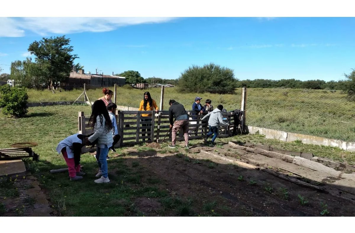 prohuerta's tweet photo. DEL HOGAR A LA ESCUELA: ASÍ CRECE LA HUERTA ESCOLAR RURAL EN VILLARINO🌱

En Villarino Viejo, Bs Ar, se desarrolla un proyecto de armado de huerta en el Jardín de Infantes Rural N° 11 y la E.P N°10 entre docentes, alumnas, alumnos y familias. https://t.co/AFvTrJG2Yr
