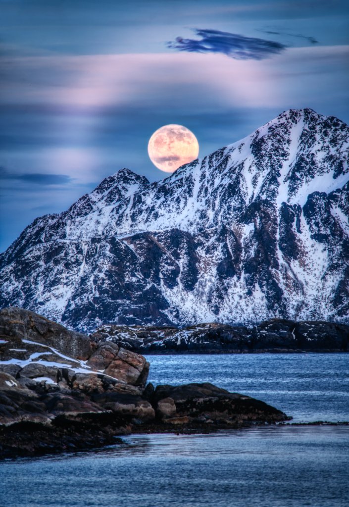 New Photo: Eye Of The Mountain 
Check out the full post over at: buff.ly/3O01cBm 

#goodnight #goodnightmoon #halfmoon #hardsummer #hiking #ig_moon #ig_moons #ig_moonshots #instamoon #light