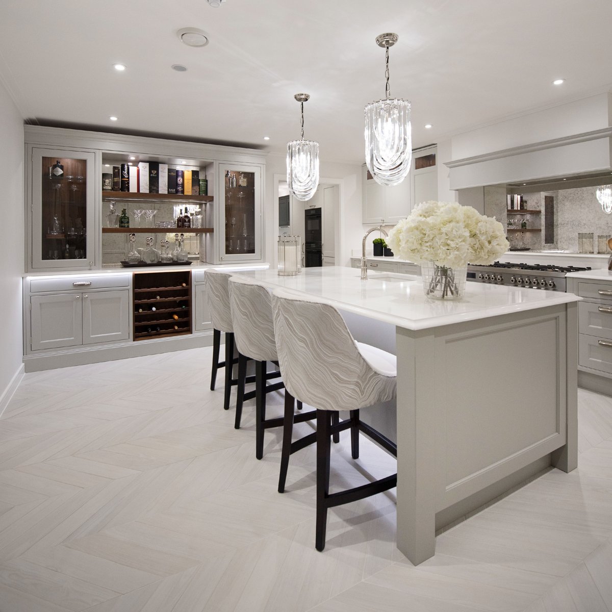 stonehamkitchen's tweet image. *Collection Spotlight* For a timeless design choose Penshurst combining traditional craftsmanship and in-frame styling with contemporary finishes.  This #kitchen project in a soft grey was designed with a #bespokebar.

View the collection - ow.ly/Kr9s50PkRSx

#greykitchen