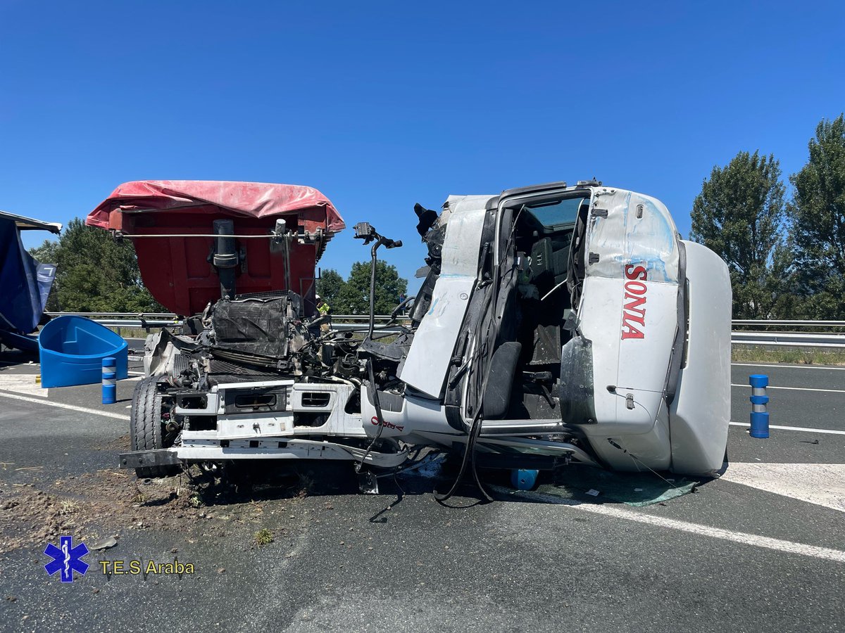 TESaraba's tweet photo. #istripu cortada con paso alternativo la #A1 sentido Irun a la altura del pk385 por colisión entre 2 camiones. 2 heridos trasladados por #SVA y #SVB de @osakidetzaEJGV. En el lugar @ertzaintzaEJGV, @BomberosAraba y mantenimiento. https://t.co/iNYYYXimdP