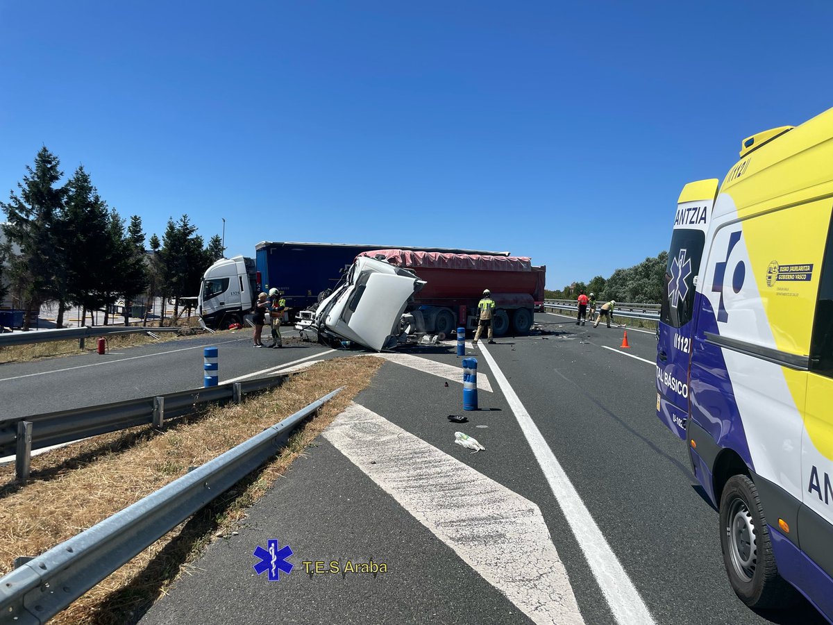 TESaraba's tweet photo. #istripu cortada con paso alternativo la #A1 sentido Irun a la altura del pk385 por colisión entre 2 camiones. 2 heridos trasladados por #SVA y #SVB de @osakidetzaEJGV. En el lugar @ertzaintzaEJGV, @BomberosAraba y mantenimiento. https://t.co/iNYYYXimdP