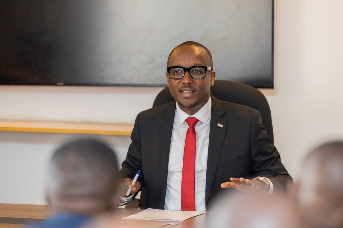 RBCRwanda's tweet photo. Uyu munsi DG wa @RBCRwanda Prof. Dr @CMuvunyi yayoboye umuhango w'ihererekanyabubasha hagati y'abayobozi bashya b'amashami (Division Managers) n'abari ab'agateganyo anakira abayobozi 3 bo ku rwego rw'abasesenguzi (Analysts) n'abandi 21 (Directors of Units) bahawe inshingano. https://t.co/AMtJxPs87j