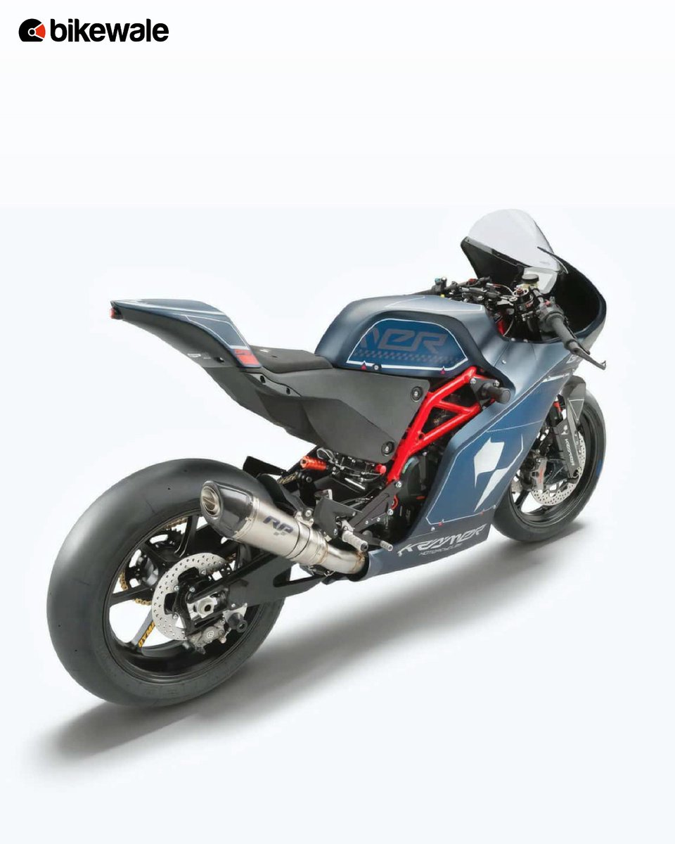 BikeWale's tweet image. This track-focussed missile weighs just 142kgs and makes 138bhp! Calculate the power-to-weight ratio and you'll be stunned! Only 125 units of these will ever be made and sold.
#Trackbike #Kramer has built this bike around the KTM-sourced 899cc parallel-twin engine.
#BWPhotos