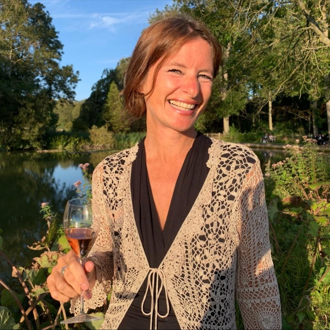 New episode with the lovely <a href="/drhelenparis/">helen paris</a>!

Helen discusses her love of visuals, which genre she'd love to write next, and why she finds writing a synopsis a bit like cheating.

Thx to <a href="/ChloeRose1702/">Chloë Rose</a> for the rec and Helen's new book #theinvisiblewomensclub is out this week!