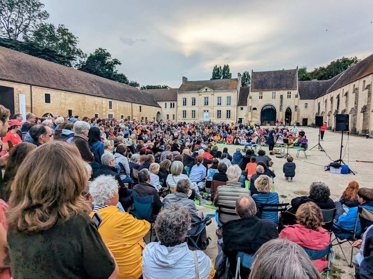 IMECArchives's tweet photo. [ÉCLATS DE RUE]
Retour en images sur le festival Éclat(s) de rue 2023, saison des arts de la rue de Caen. Deux spectacles gratuits ont été proposés dans la grande cour de l'#abbayedardenne. Le cirque minimaliste AltaGama, puis le théâtre de rue de Muerto Coco.
 #imecarchives https://t.co/i1SATy38tc