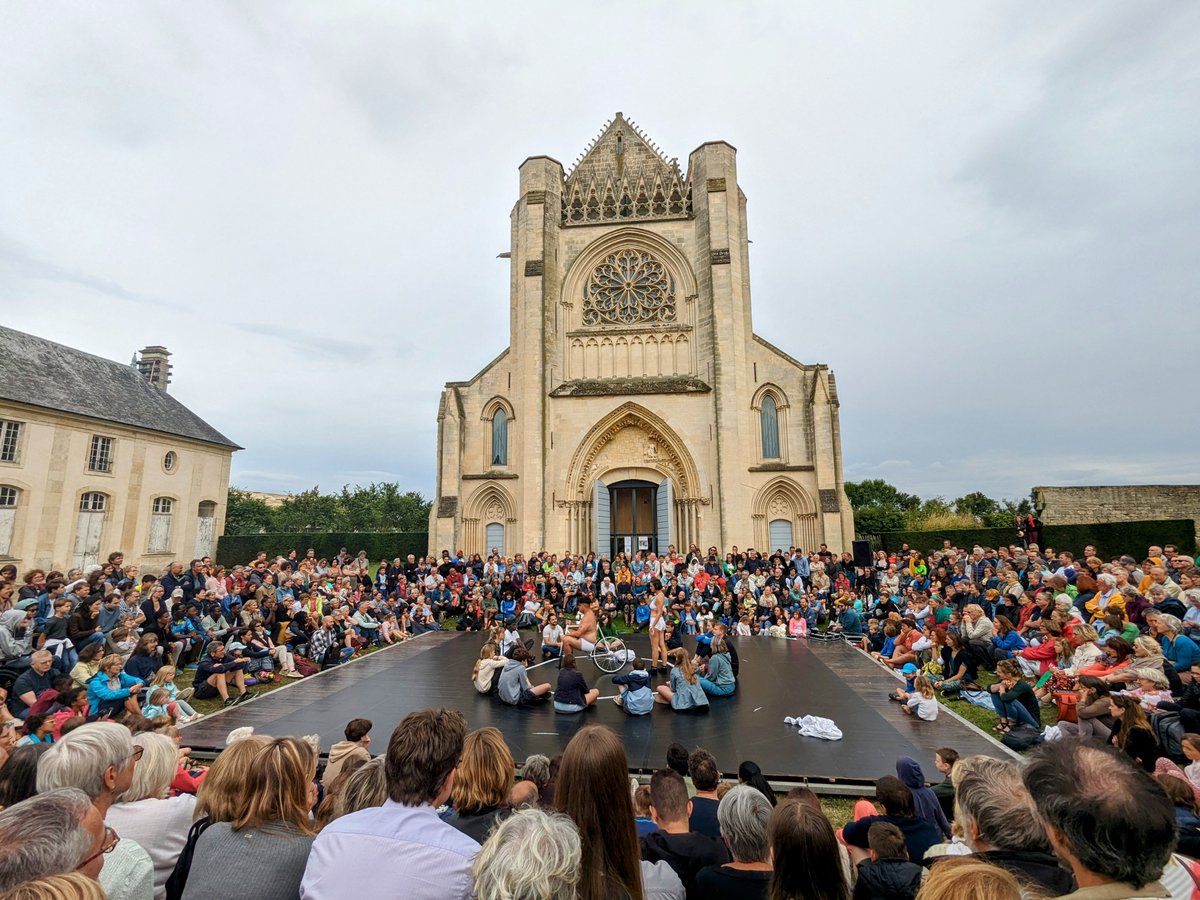 IMECArchives's tweet photo. [ÉCLATS DE RUE]
Retour en images sur le festival Éclat(s) de rue 2023, saison des arts de la rue de Caen. Deux spectacles gratuits ont été proposés dans la grande cour de l'#abbayedardenne. Le cirque minimaliste AltaGama, puis le théâtre de rue de Muerto Coco.
 #imecarchives https://t.co/i1SATy38tc