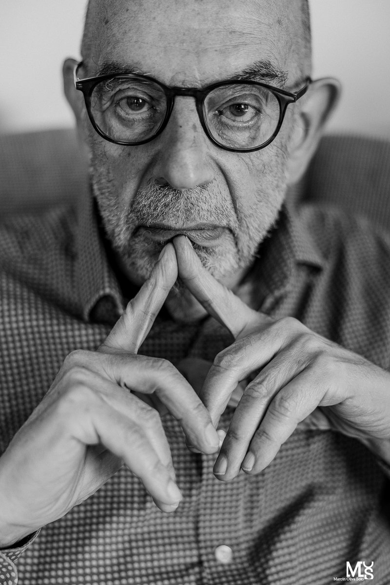 Jeszcze tylko do 20 sierpnia w Cricotece zobaczycie wystawę "Powroty. Oswajanie tożsamości". 🟢 10 sylwetek bohaterów i bohaterek i historie ich powrotu do żydowskich korzeni i tożsamości.

📷 Na zdjęciu jeden z nich - Adam Ringer.