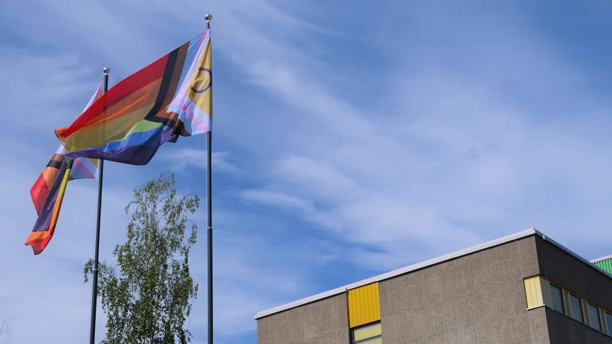 Progressiiviset prideliput liehuvat Oulun yliopiston Linnanmaan kampuksella. 
