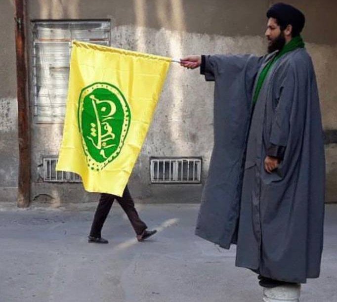 حماسه‌ای دیگر در گیلان!
جوان مومن انقلابی با باجناقش خوابیده!
گفته: «کلید خونه داداشم دستمه، خونه خالیه،  این دفعه نوبت منه»
دبیر ستاد امر به معروف!
پرچم هم دستش گرفته که «من انقلابی‌ام»