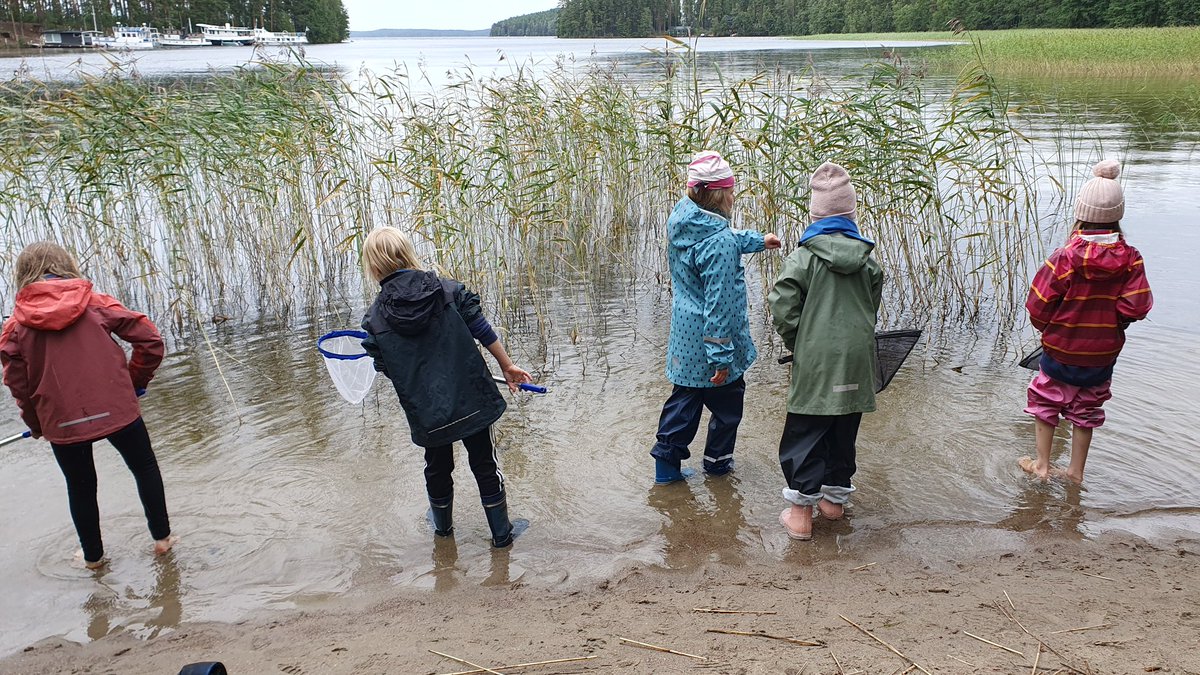 aarniolinna's tweet image. Partioleirillä yhdistät työn ja huvin - #ympäristökasvatus mukana ohjelmassa. Lauantaina @LehtiniemiMaiju vieraili leirissä ja neuvoi, miten pienroskia seulotaan hiekasta. #partioscout  #SPARKA @SYKEinfo @TampereUni_EDU @TampereUni @Partiolaiset