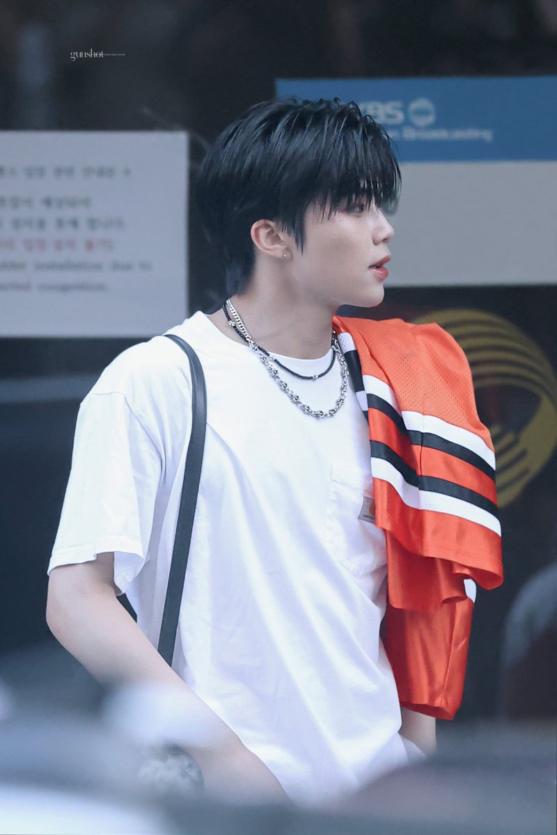 110gunshot's tweet photo. 230721 뮤뱅 퇴근 ︻╦̵̵═╤─🖤

#박건욱 #건욱 #PARKGUNWOOK #GUNWOOK #제로베이스원 #제베원 #ZEROBASEONE #ZB1 https://t.co/Hk1Fkx9tnb
