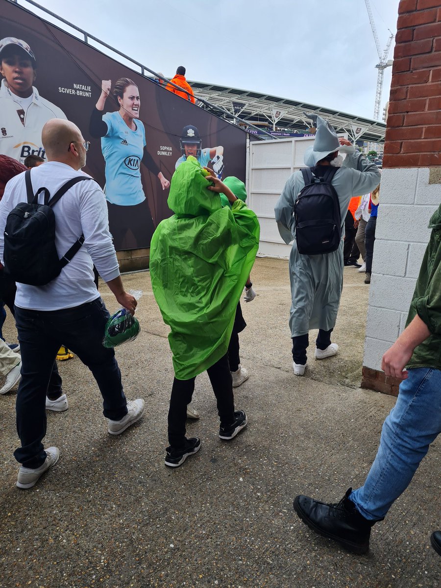 BethE44909159's tweet photo. Wizard and frog spotted at the oval @itsmattchin @felixwhite #tailendersoftheworlduniteandtakeover https://t.co/coPZz4FTMt