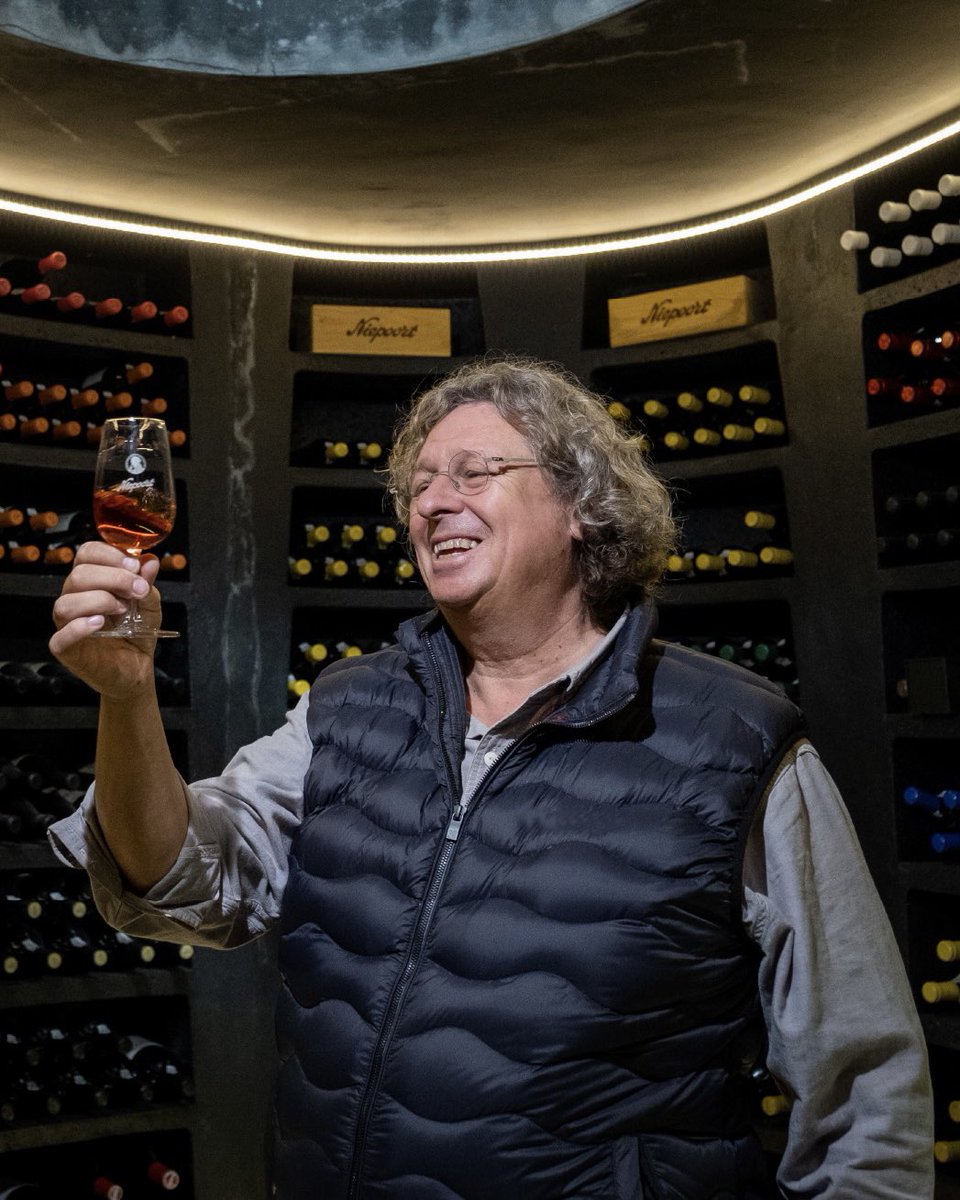 vilaviniteca's tweet photo. Dirk Niepoort es uno de los personajes que más ha ayudado a dinamizar los vinos de Portugal. Con sus hijos, Daniel y Marco, participando activamente en las nuevas añadas, seguro que lo mejor está por llegar. Sus vinos en #avan22 ya disponibles. https://t.co/ebJQUbht02 https://t.co/grLwAhfiEN