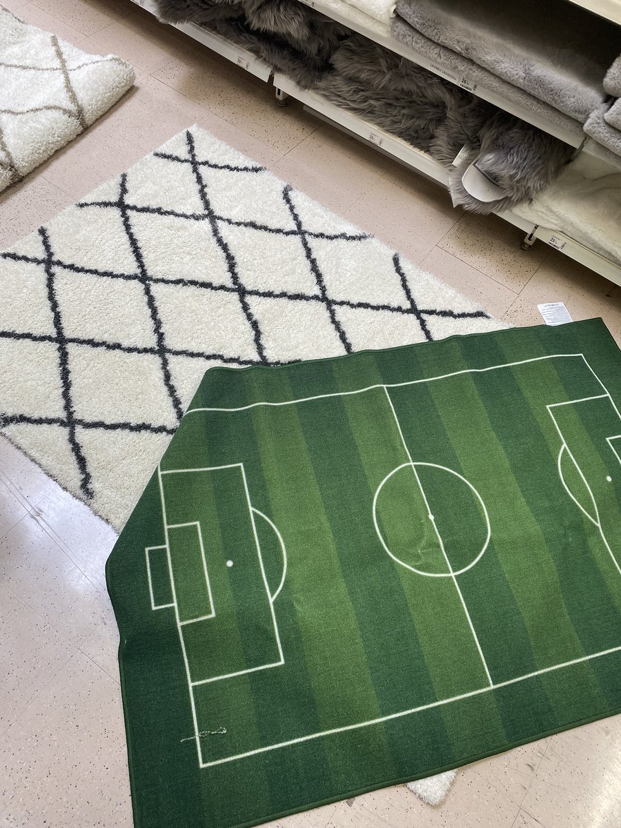 Hoy he ido a comprar alfombras y no entiendo el enfado de mi novia, si vosotros me podéis explicar

-Yo quería la verde