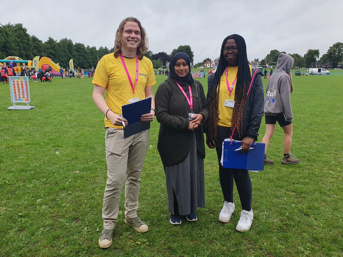 The team are out in the rain asking parents, young people and children about how they take care of their teeth @HWLeeds @tinytinatea