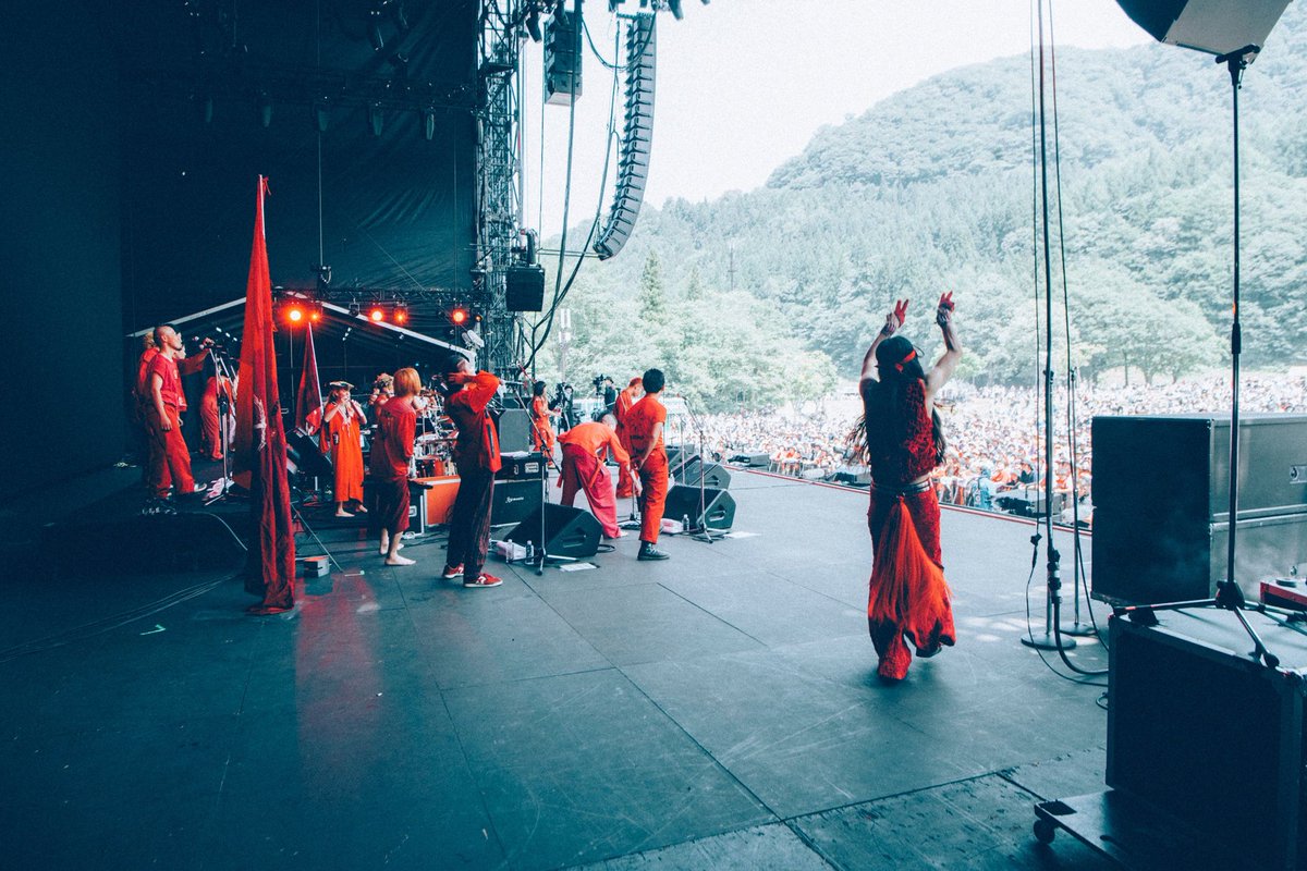 1__gezan__3's tweet photo. FUJI ROCK FESTIVAL2023
11時という集まりにくい時間でしたが、広がった景色、痺れました。

ルーキーから白赤緑と更新されてく喜びと最初のきもちの二つが入り乱れ、点滅し囲まれた山底にこだましてた。

今は筋肉痛すら続いてほしいと思ってる。もう少しだけこのこだまの記憶の中でたゆたいたい。 https://t.co/xtZOFeMIWu