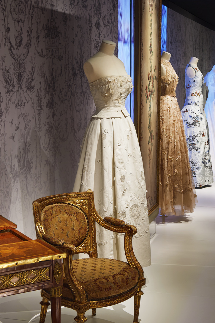 Dior's tweet photo. Dreamlike Versailles visions.
Among three new itineraries at La Galerie Dior, a new showcase presents creations channeling the 18th century, a key inspiration for Christian Dior and his successors. Advance ticket bookings can be made https://t.co/WFbL4lpE3D.
#Dior30Montaigne https://t.co/eIbqEe1kL9
