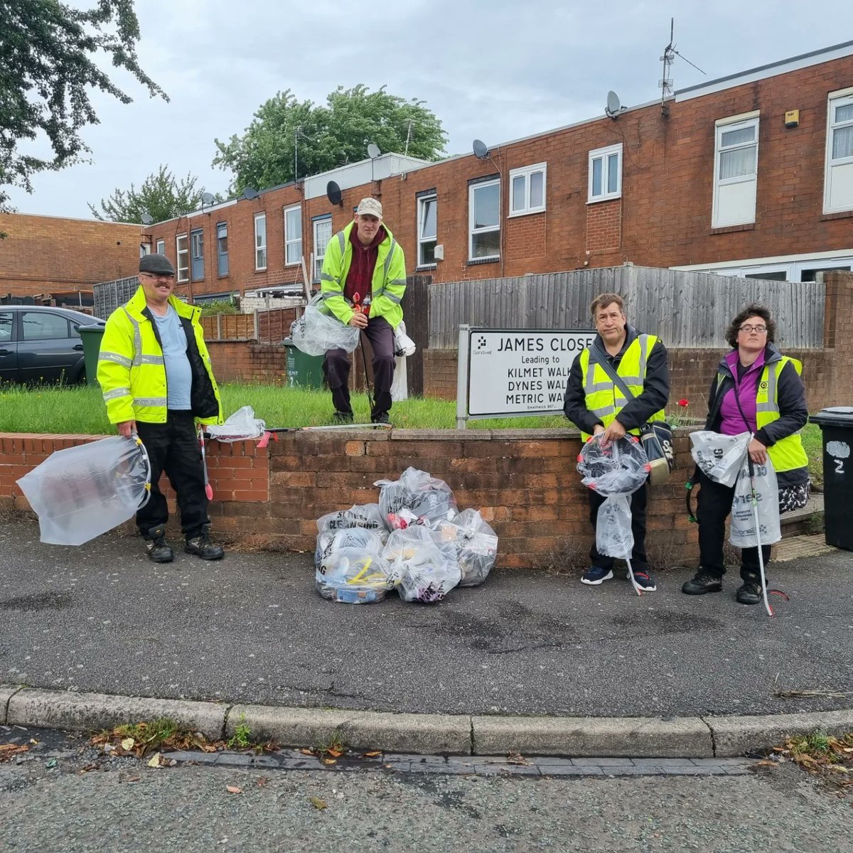 Litterwatch1's tweet photo. #sandwellcoronationclean with Sandwell Council's #communities team and our #volunteers  We removed 20 bags of #litter, supported a resident who got locked out of her house, and beat the rain! 
#litterpickingiscool #volunteersareawesome #volunteering @SercoESUK @sandwellcouncil https://t.co/0JxtbiFFgU