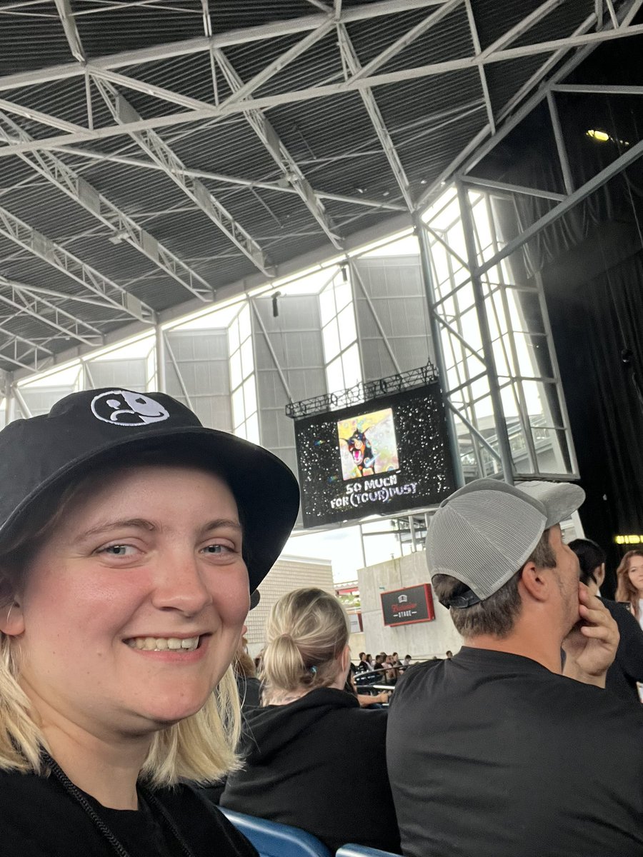 SecretJungle88's tweet photo. I SAW FALL OUT BOY LAST NIGHT https://t.co/5RT2CixXKP