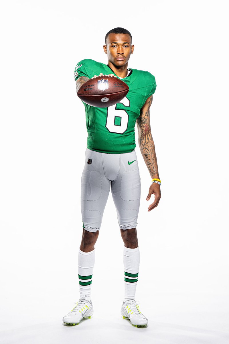 AdamSchefter's tweet photo. Eagles are going back to their classic Kelly Greens from the early ‘90s as their alternate uniforms this season. They’re on sale today and fans have been tailgating for them since 3:30 this morning. https://t.co/p1npbWBTIY