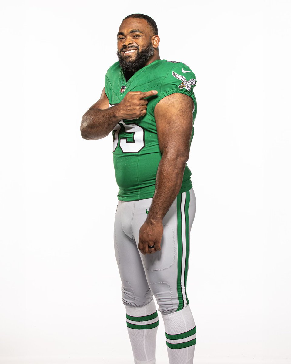 AdamSchefter's tweet photo. Eagles are going back to their classic Kelly Greens from the early ‘90s as their alternate uniforms this season. They’re on sale today and fans have been tailgating for them since 3:30 this morning. https://t.co/p1npbWBTIY