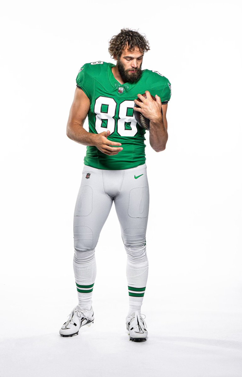 AdamSchefter's tweet photo. Eagles are going back to their classic Kelly Greens from the early ‘90s as their alternate uniforms this season. They’re on sale today and fans have been tailgating for them since 3:30 this morning. https://t.co/p1npbWBTIY
