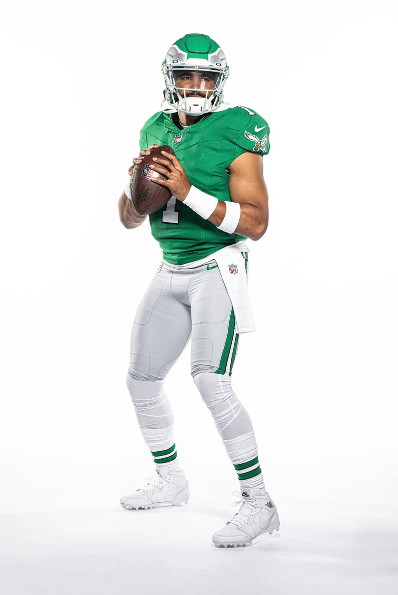 AdamSchefter's tweet photo. Eagles are going back to their classic Kelly Greens from the early ‘90s as their alternate uniforms this season. They’re on sale today and fans have been tailgating for them since 3:30 this morning. https://t.co/p1npbWBTIY