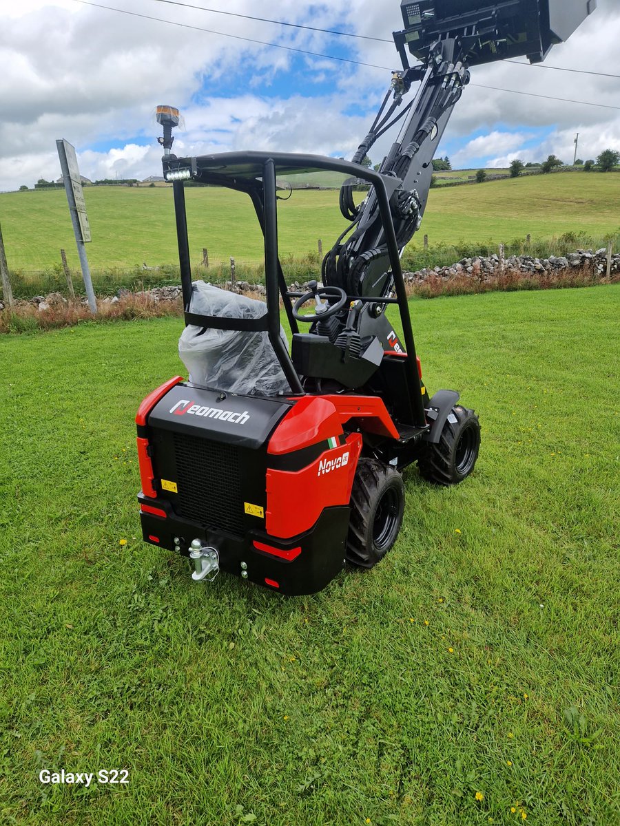 MartynLawns's tweet photo. NEOMACH Nova x30, compact loader .Manufactured in Italy,
Specs: 26hp Kubota engine, telescopic boom,
43l/min hydraulic flow 4wd hydraulic transmission u max lifting height of 2860mm,
lift capacity of 1080kg, #NEOMACHNovaX30 #CompactLoader #landscaping #loader https://t.co/frybo4dm9x