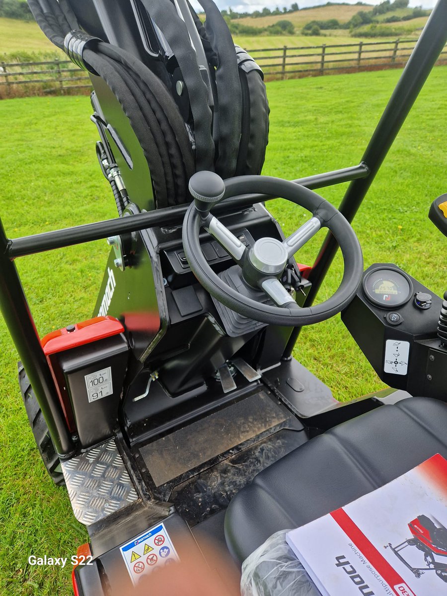 MartynLawns's tweet photo. NEOMACH Nova x30, compact loader .Manufactured in Italy,
Specs: 26hp Kubota engine, telescopic boom,
43l/min hydraulic flow 4wd hydraulic transmission u max lifting height of 2860mm,
lift capacity of 1080kg, #NEOMACHNovaX30 #CompactLoader #landscaping #loader https://t.co/frybo4dm9x