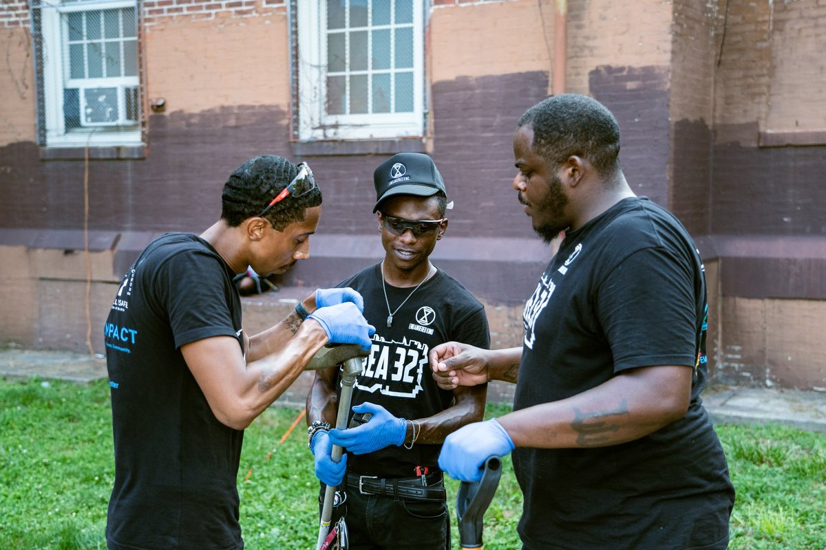 endangered_kind's tweet image. Our city is in good hands! We are proud to serve our youth and elders in the community. 

This event was not just about cleaning the park but rather building community, restoring safe spaces for our kids, and bringing leadership back. 

#Area32 #CollaborativeProject